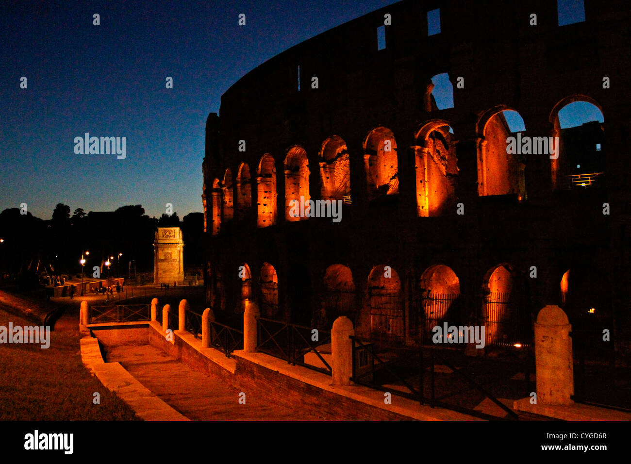 Der Roman Colosseum in der Nacht Stockfoto