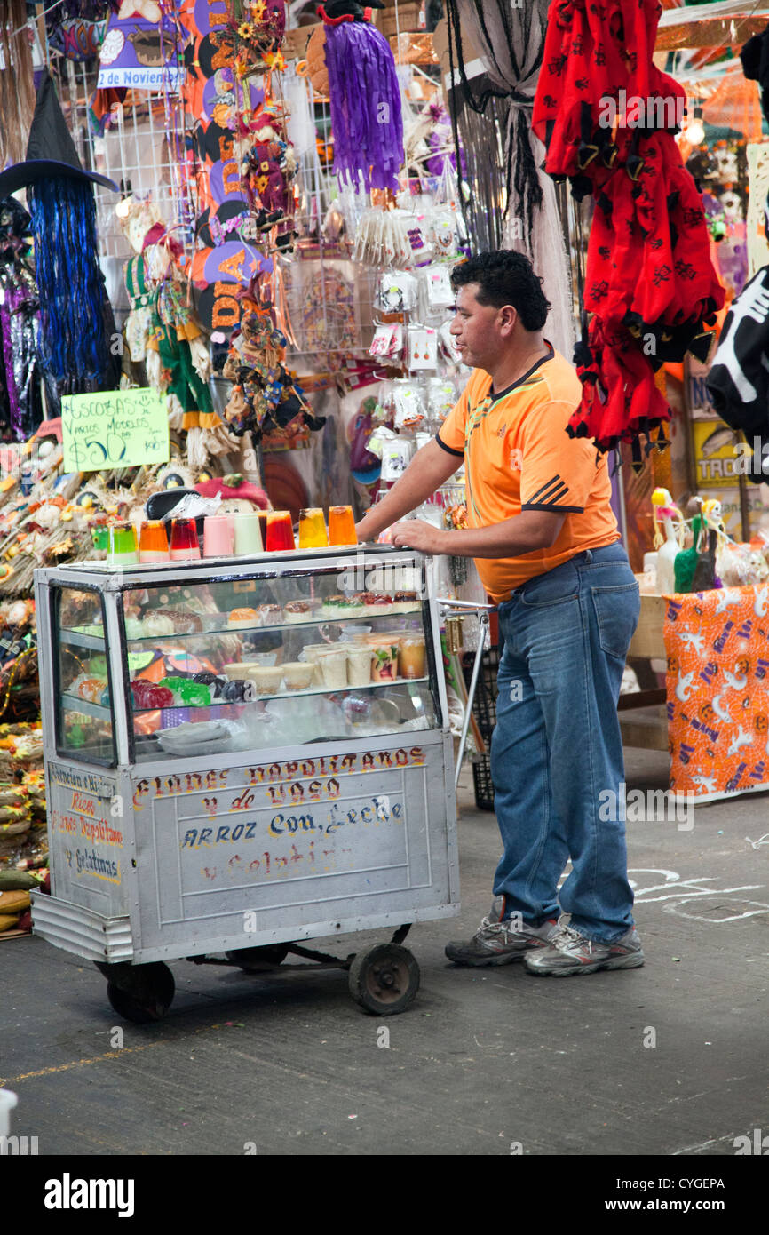 Mann verkauft Gelees aus Warenkorb auf Jamaika Markt in Mexiko-Stadt DF Stockfoto