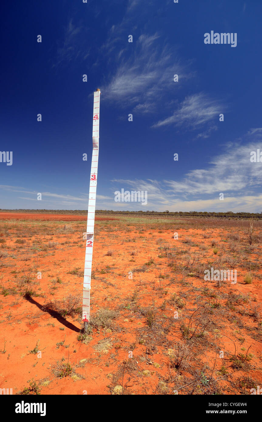 Wasser-Tiefenanzeige auf trockenen Seegrund, Rowles Lagune, Credo-Station, Western Australia. Keine PR Stockfoto
