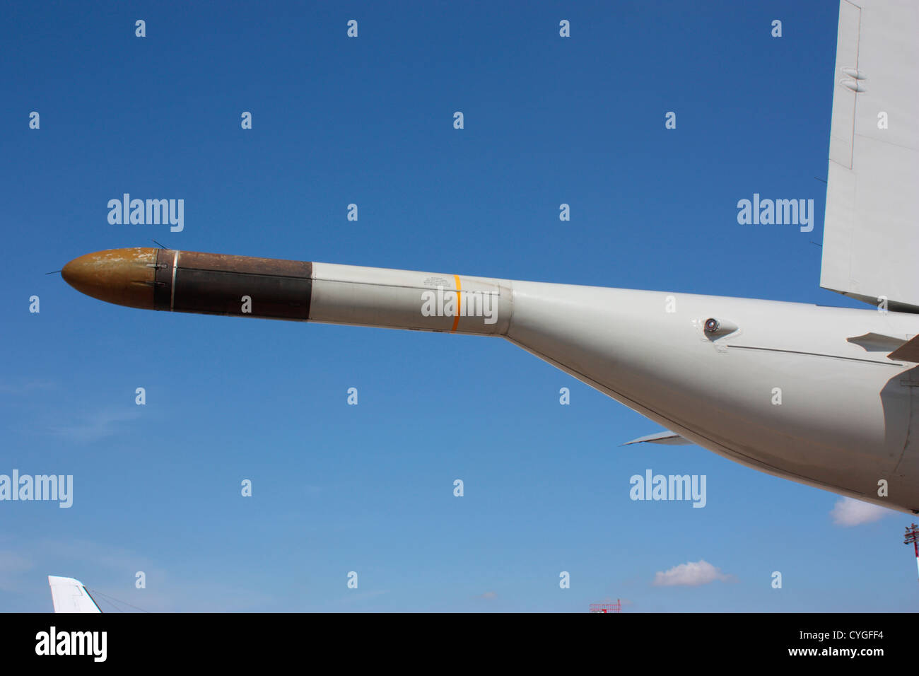 Der magnetische Anomaliedetektor-Boom, der zur Detektion von U-Booten verwendet wird, am Schwanz eines Marine P-3 Orion Marine Patrouille und Überwachung Flugzeuge Stockfoto