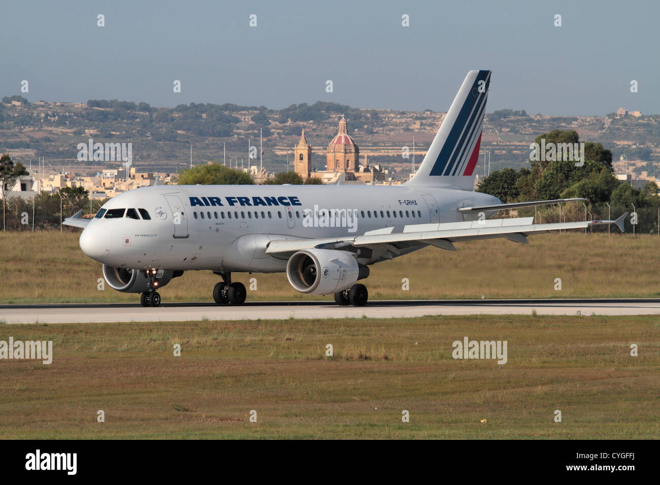 Airbus A319 Flugzeug der französischen Fluggesellschaft Air France bei der Ankunft in Malta. Reisen in der EU. Stockfoto