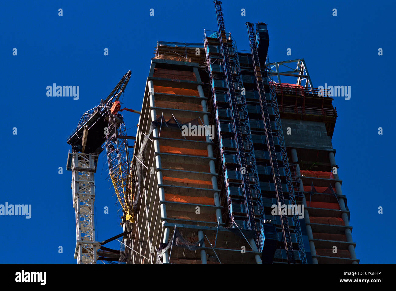 4. November 2012, New York, NY, USA.  Arbeiter im Eimer ist neben Baukran gesehen, die während Hurrikan Sandy zusammengebrochen.  Die baumelnde Kran wurde an der Seite des Gebäudes gesichert. Stockfoto