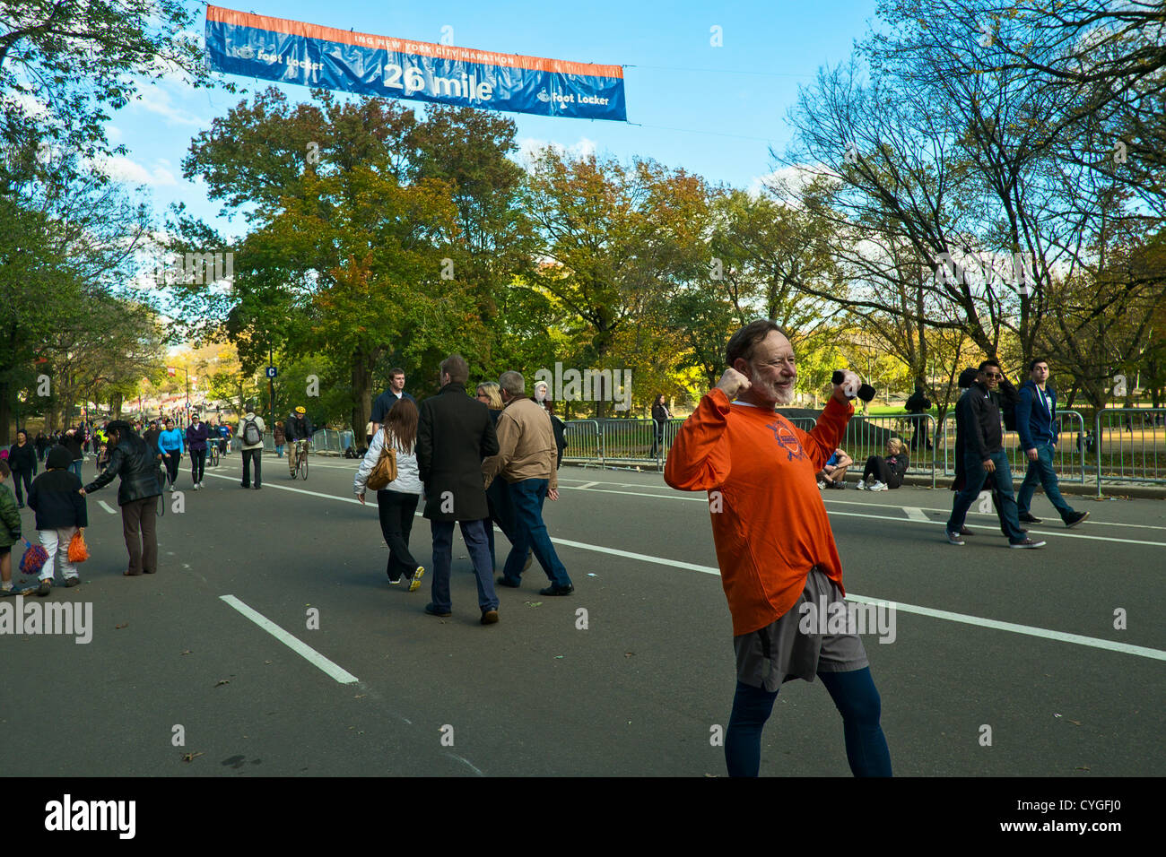 4. November 2012, New York, NY, USA.   Ein Läufer feiert nach der Überquerung der 26 Meilen-Marke des Weges von den New York Marathon, die wegen Hurrikan Sandy abgebrochen wurde.  Viele Mitbewerber lief der Central Park Teil der Route trotz der Stornierung. Stockfoto
