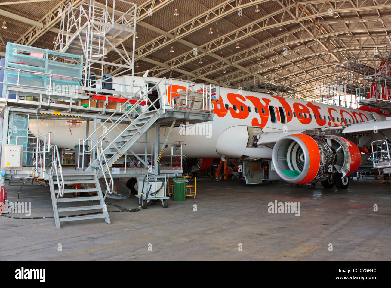 EasyJet Airbus A 319 kommerziellen Passagier Flugzeug gewartet bei SR Technics Malta. Nähe zu sehen. Stockfoto