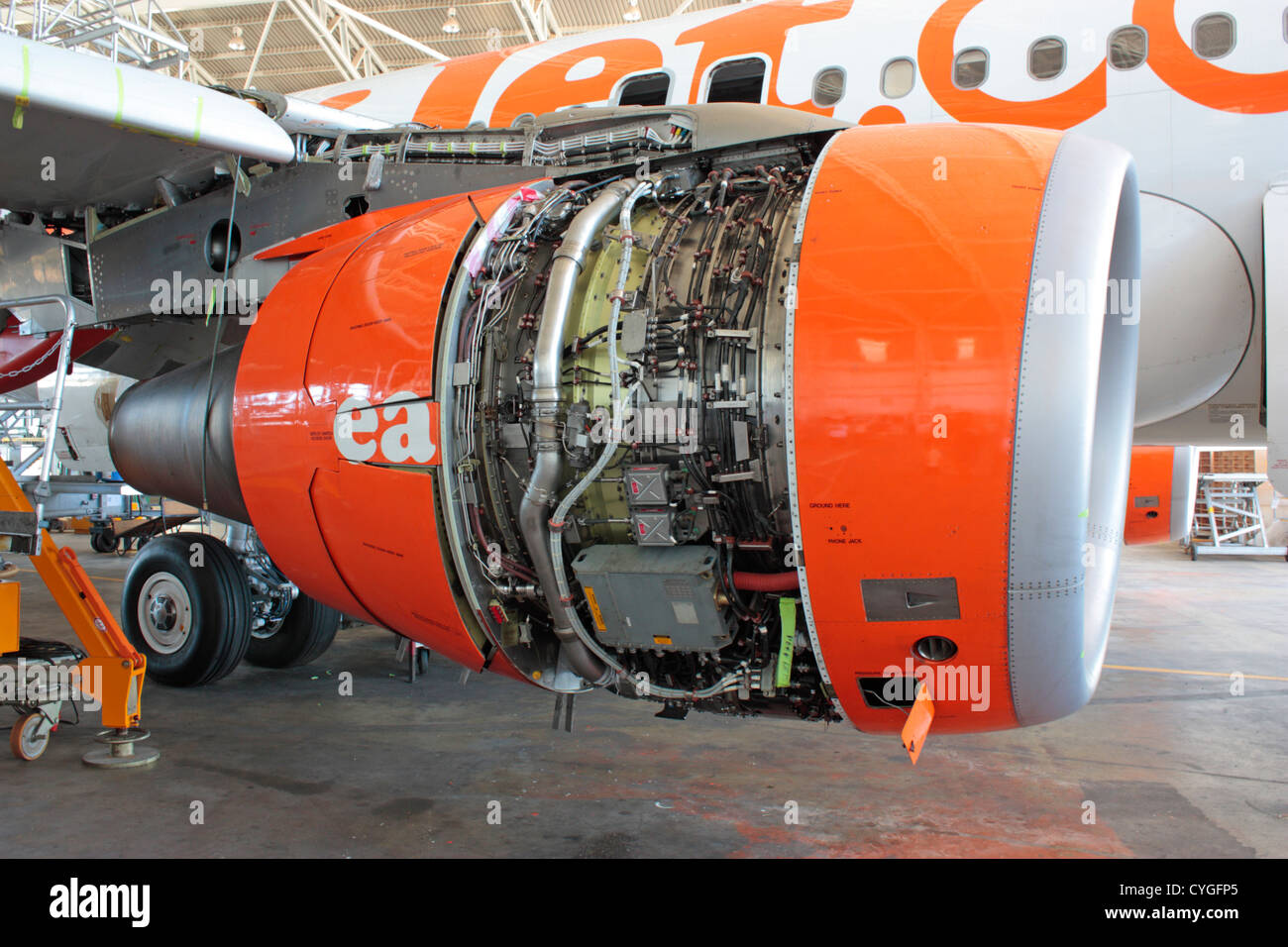 CFM56 Turbofan Jet Engine auf einem easyJet Airbus A319 Airliner unter Wartung bei SR Technics Malta Stockfoto