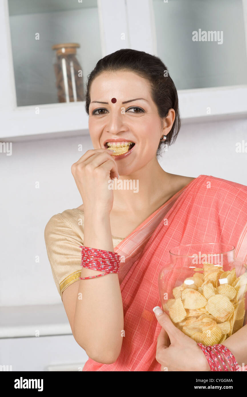 Porträt einer Frau Essen chips Stockfoto