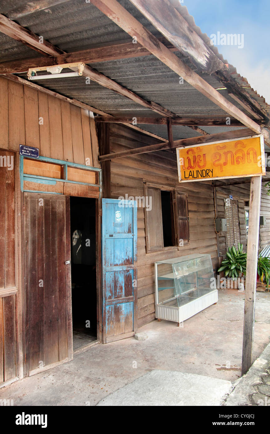 Erkunden die historischen Bezirk von Savannakhet, Laos Stockfoto