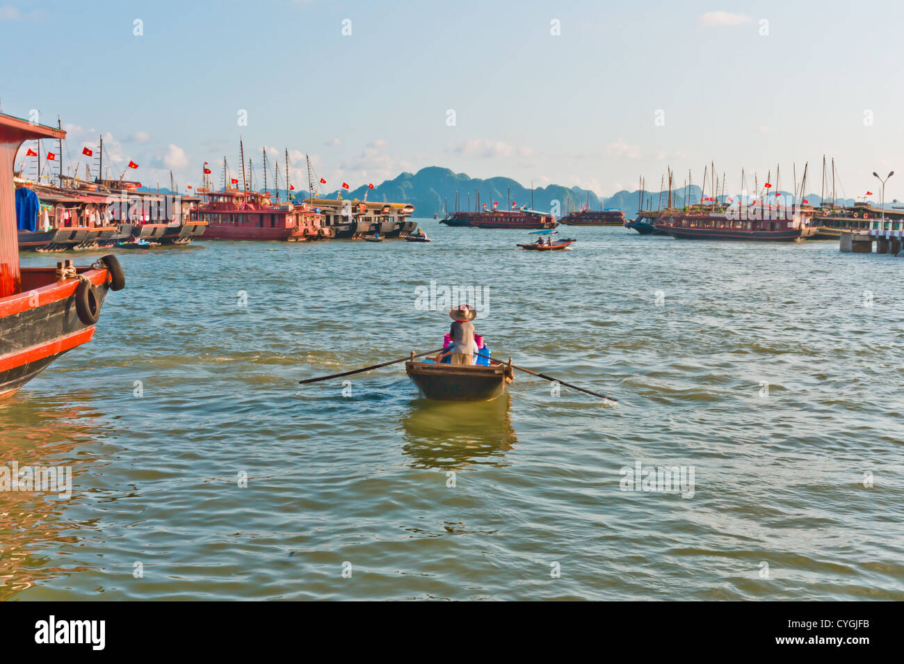 Boote in der Halong Bay Stockfoto