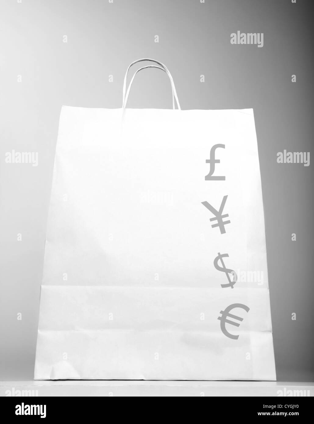 Foto von weißen Einkaufstasche mit Geld Zeichen isoliert auf grauem Hintergrund, erfolgreiches Unternehmen, ausländische Geldsymbol Stockfoto