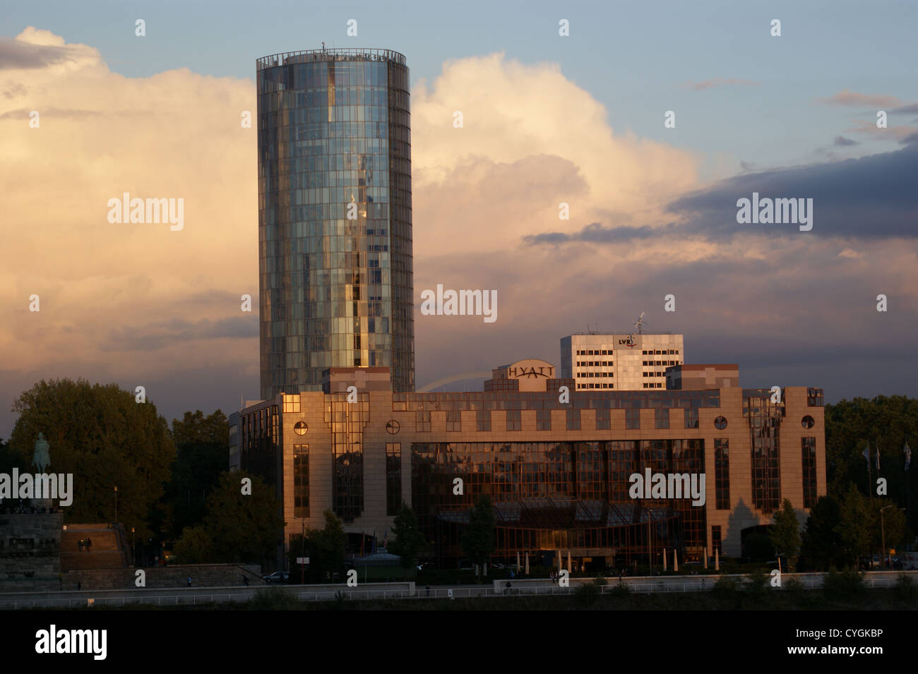 Hotel Hyatt Regency und Kölntriangle Offce Block, Köln, Köln, Nordrhein-Westfalen, Deutschland, bei Sonnenuntergang gesehen aus Frankenwerft Stockfoto