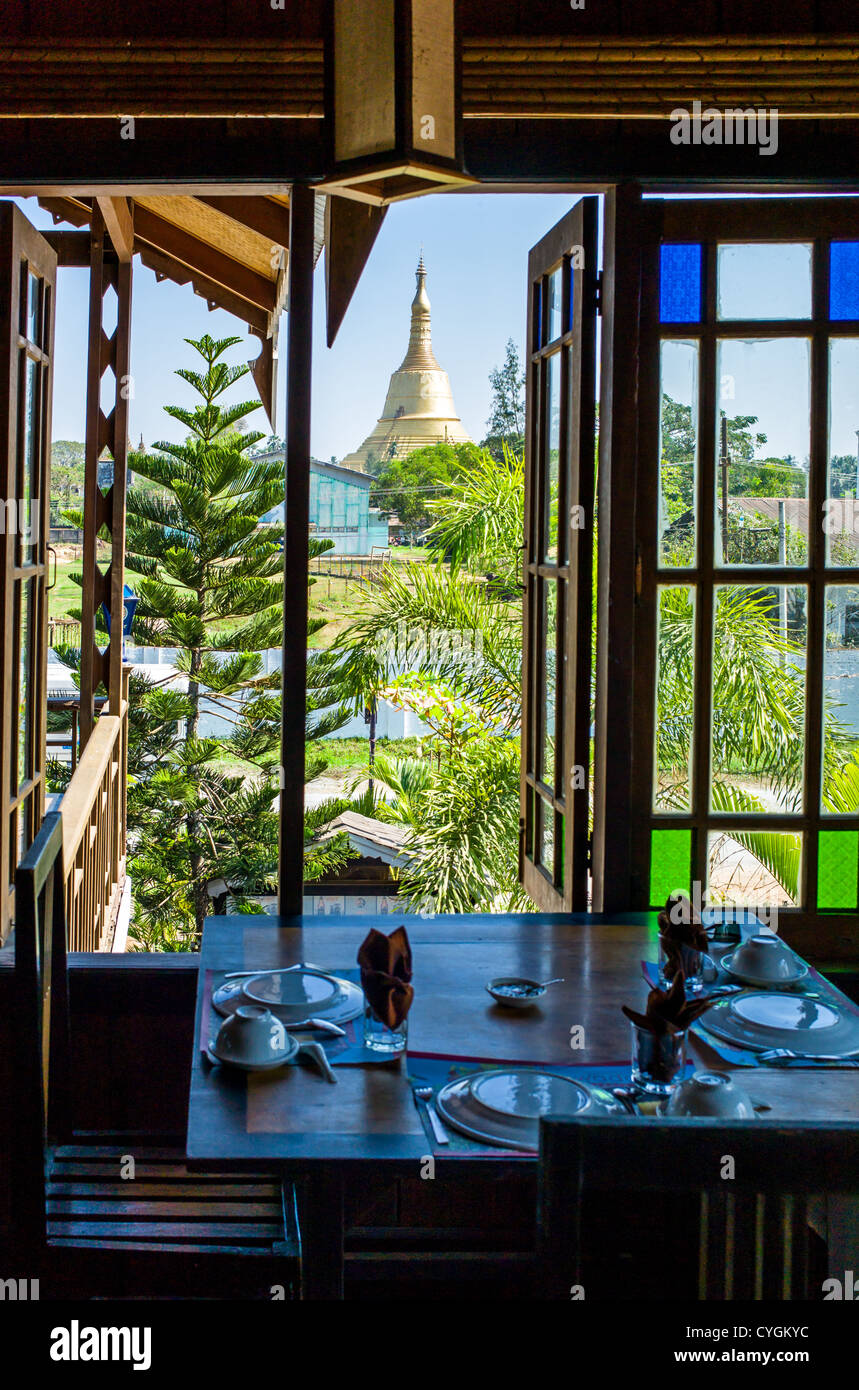 Myanmar, Bago, Shwemawdaw Paya Pagode gesehen Fron ein touristisches Restaurant. Stockfoto