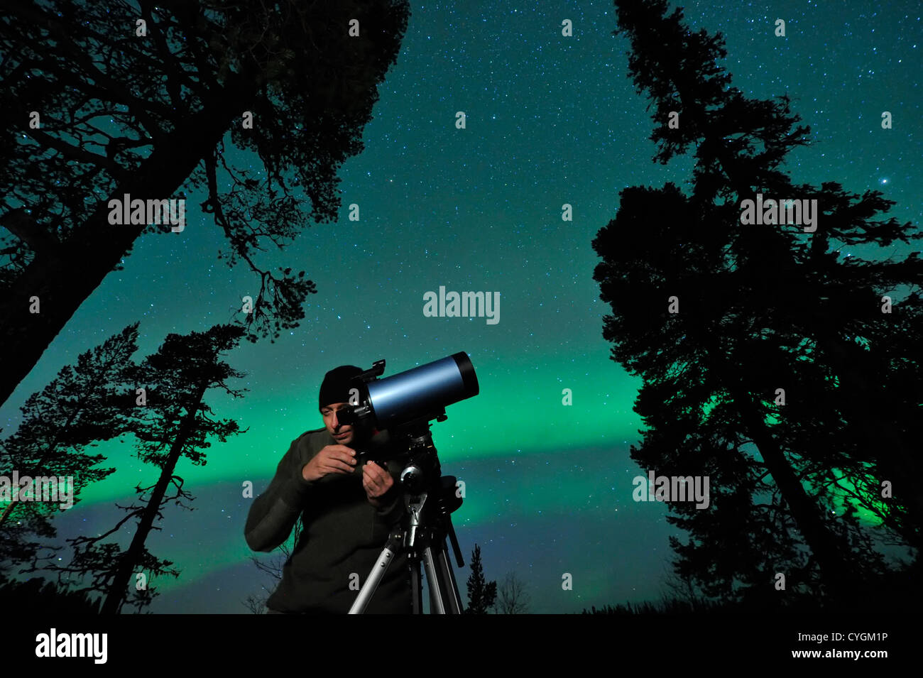Eine Nacht Mann beobachtet Nordhimmel, Aurora hinter. Stockfoto