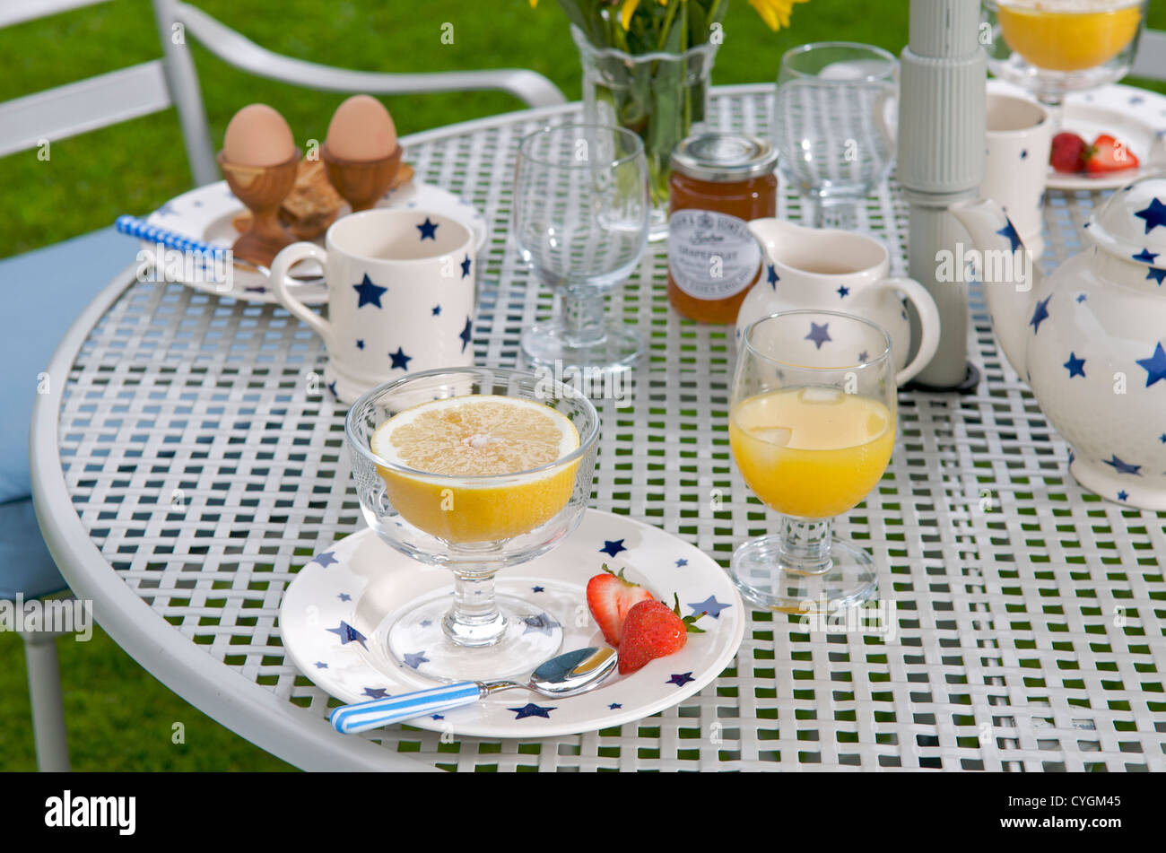 Frühstück im Garten, UK Stockfoto