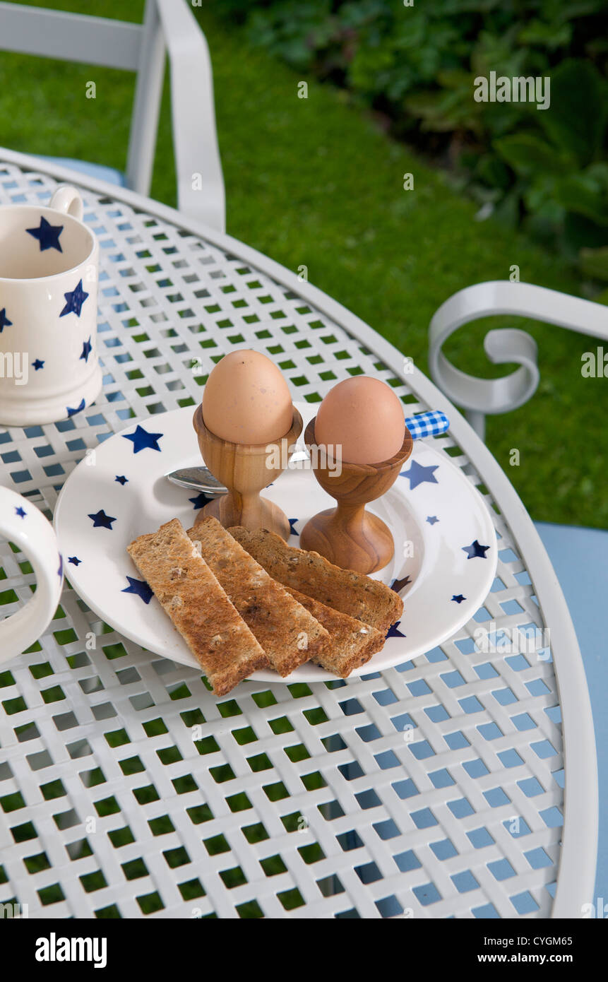 Gekochten Eiern Frühstück im Garten, UK Stockfoto