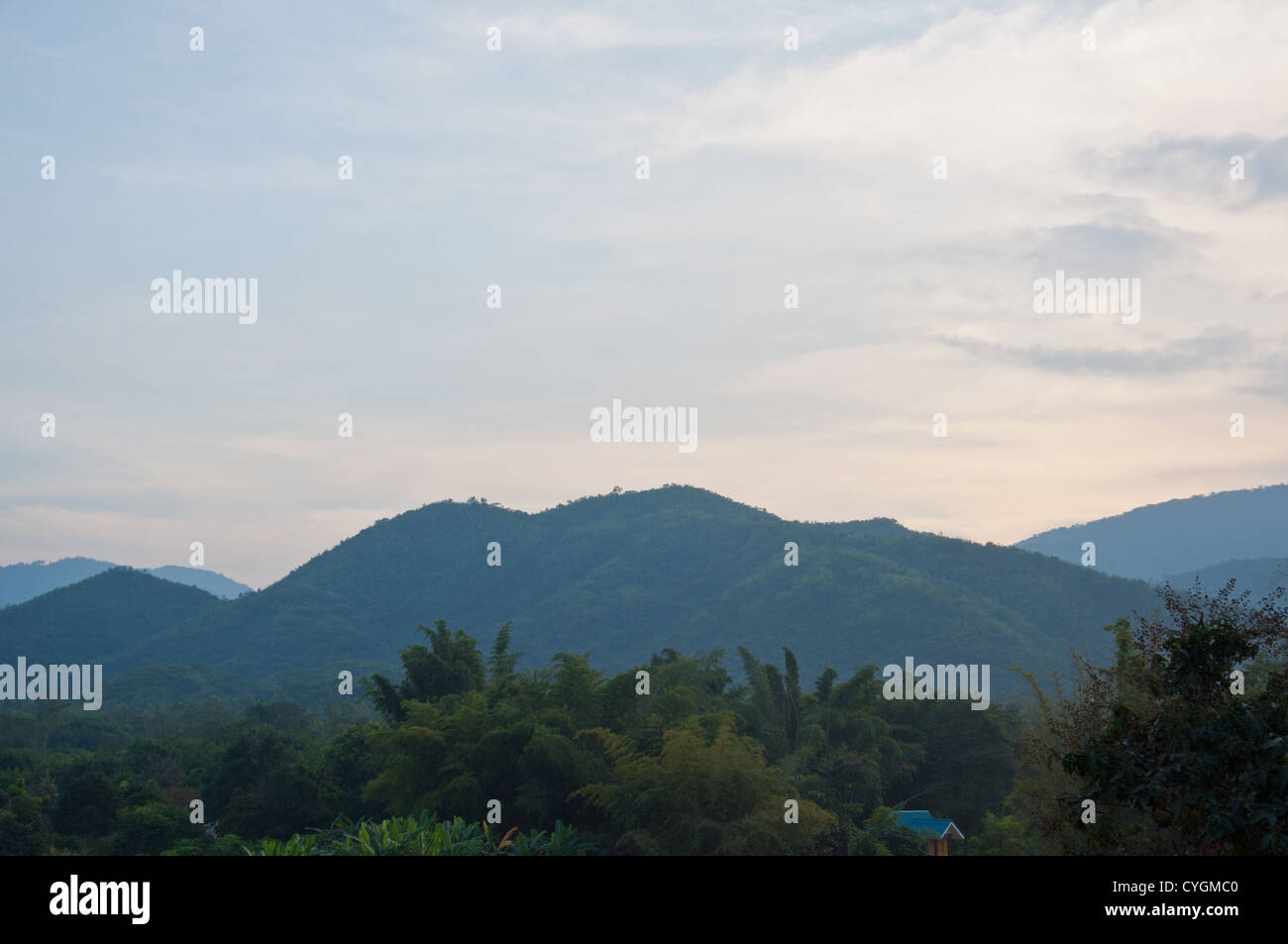 blauer Himmel und Berg hoch Stockfoto