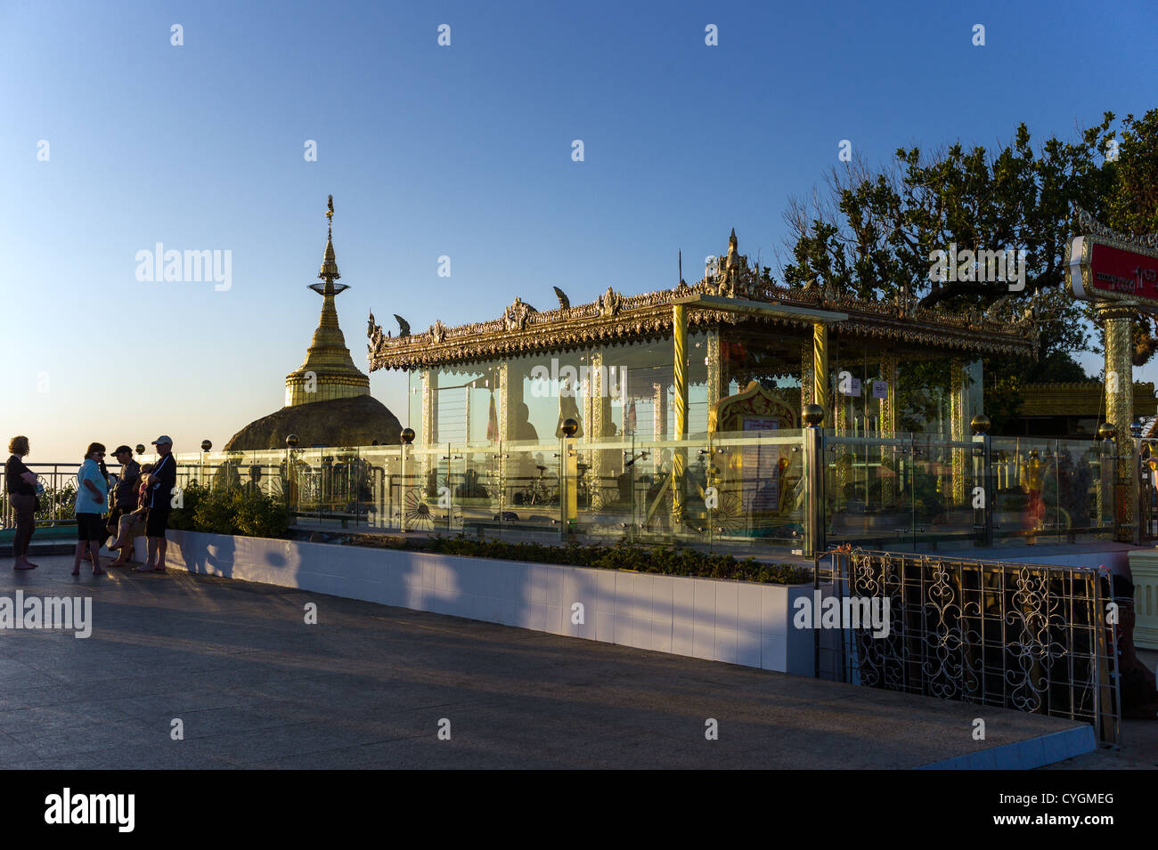 Myanmar, Menschen auf den heiligen buddhistischen Berg Kyaikhto Stockfoto