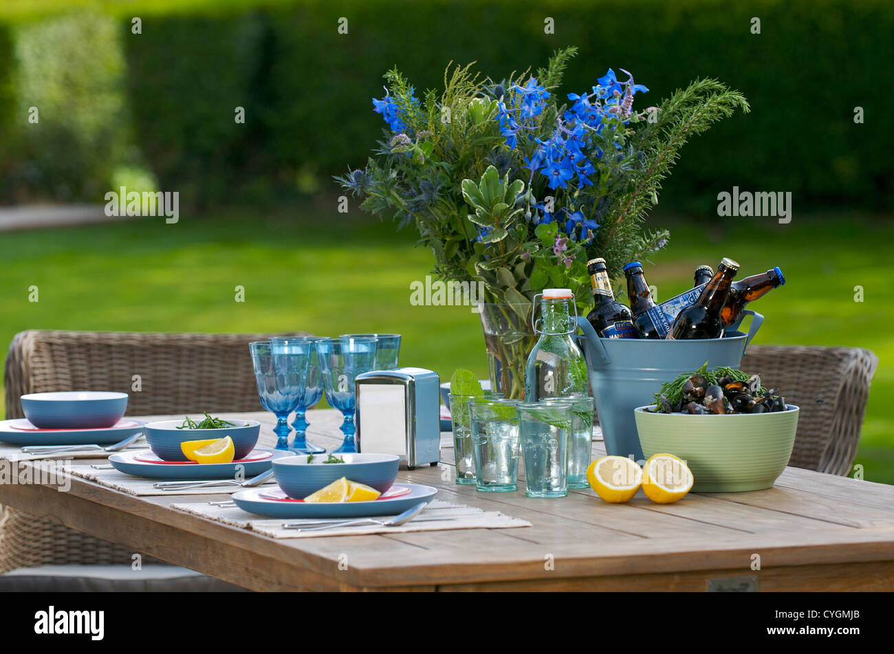 Tisch gelegt für Essen im freien Stockfoto