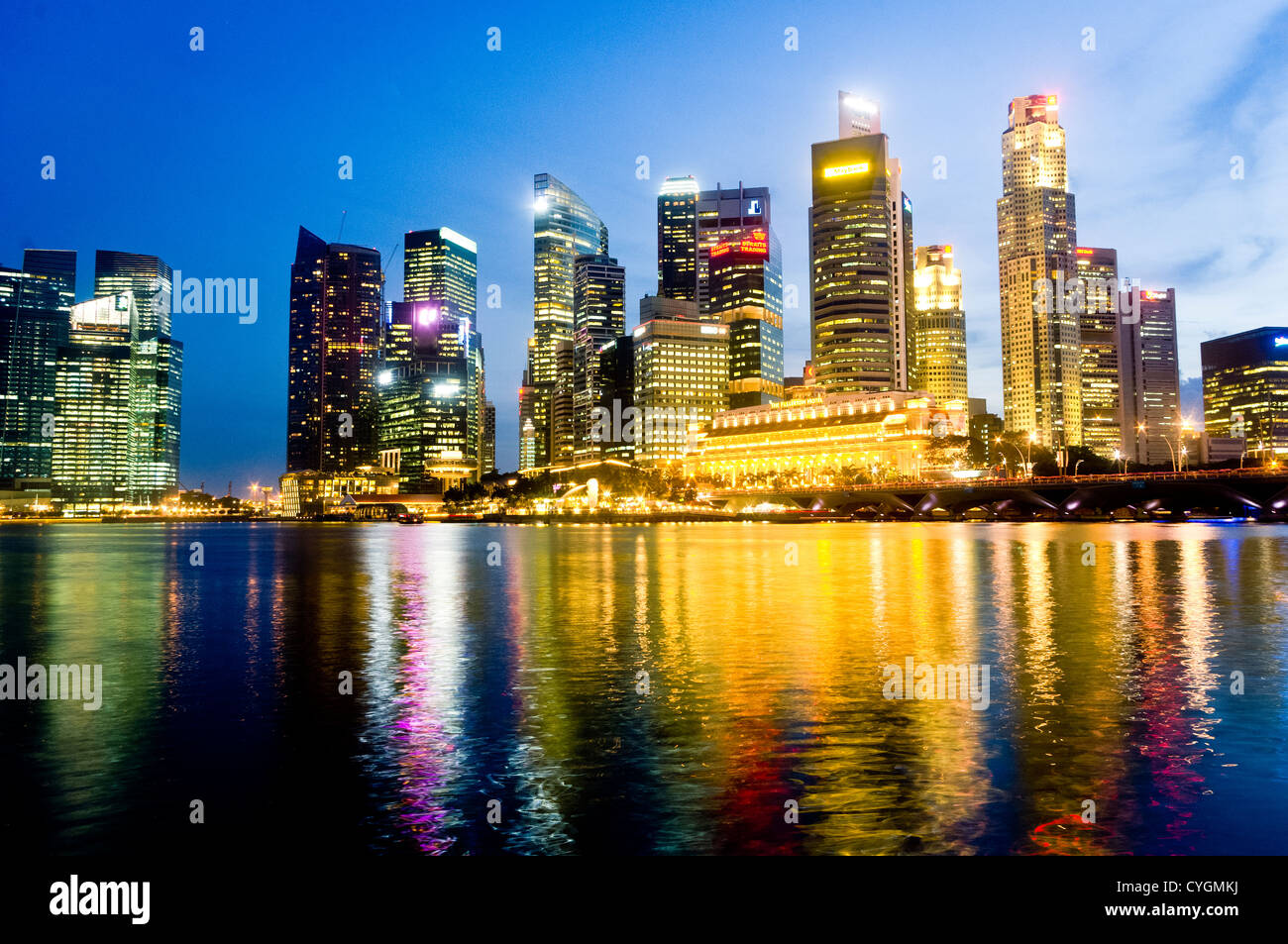 Singapur Stadt Skyline bei Nacht, mit Blick über die Küste von Marina Bay. Stockfoto