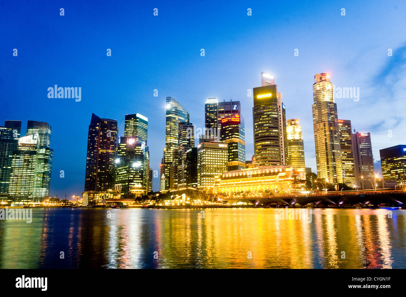 Singapur Stadt Skyline bei Nacht, mit Blick über die Küste von Marina Bay. Stockfoto