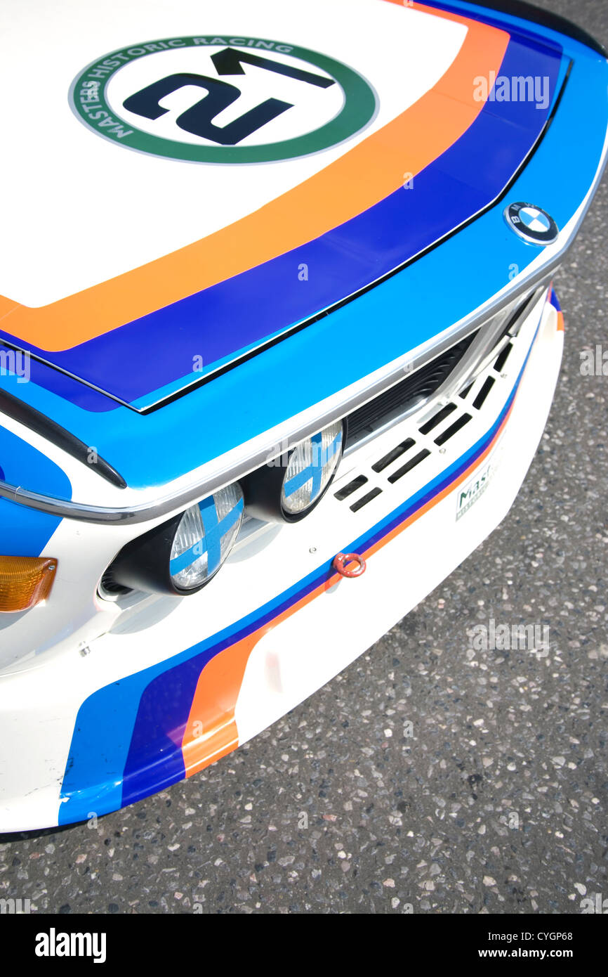 Die Nase von einem BMW CSL Rennwagen in der Masters Historic Racing Meisterschaft. Stockfoto