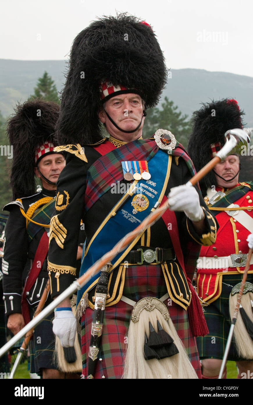 Schottische Massed Pipe-Bands spielen in "Braemar Gathering" Stockfoto