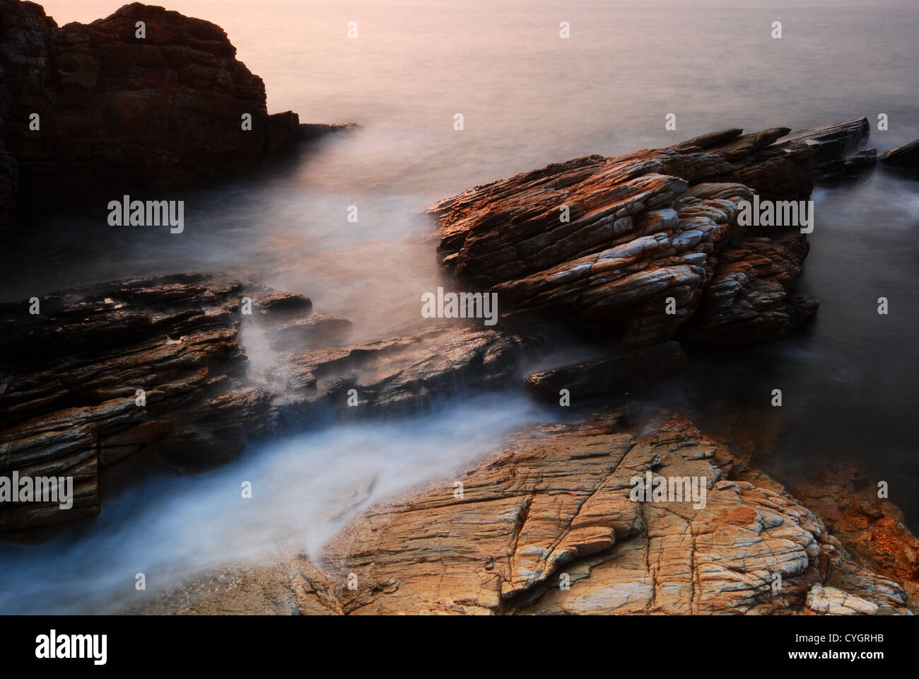 ein Stein und glatte Welle Stockfoto