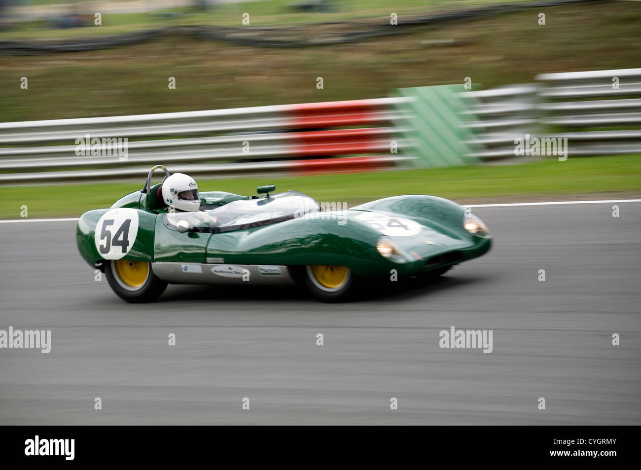 Ein Lotus 11 Klassiker Rennwagen auf einer Rennstrecke fahren. Stockfoto