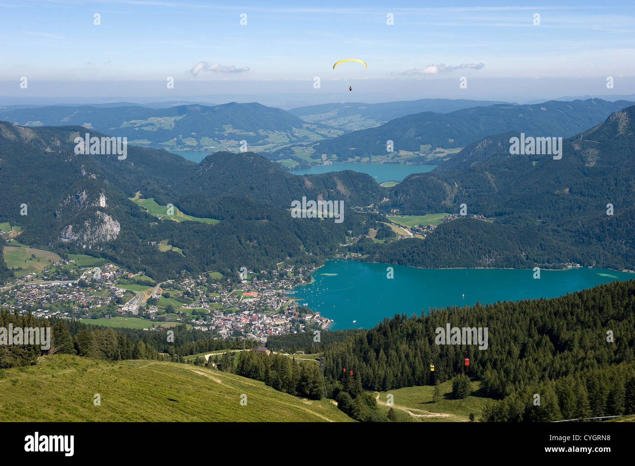 Paragliding über die Alpen in der Nähe der Stadt St. Gilgen am Wolfgangsee in Österreich Stockfoto