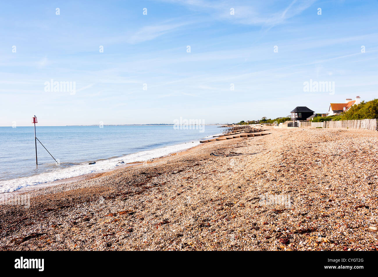 Serviceleistung Strand in Bognor Regis mit Buhnen, englischer Kanal und Tideline West Sussex England Großbritannien UK Stockfoto