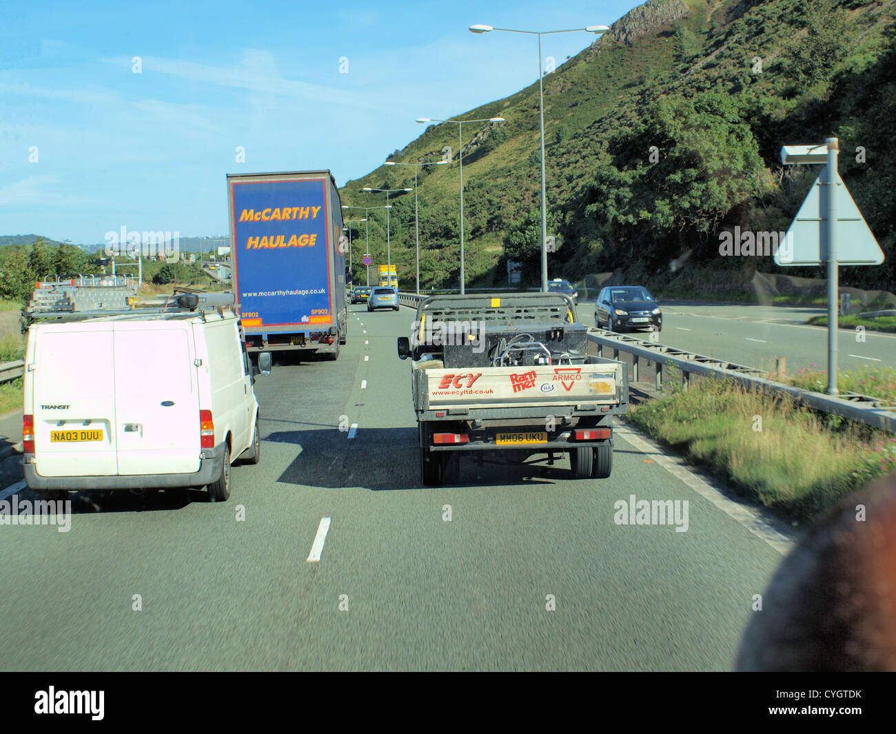 Eine Assemblage von Transportfahrzeugen Menschenhandel auf ein Vereinigtes Königreich Autobahn auf dem Weg zu ihrem Bestimmungsort. Stockfoto