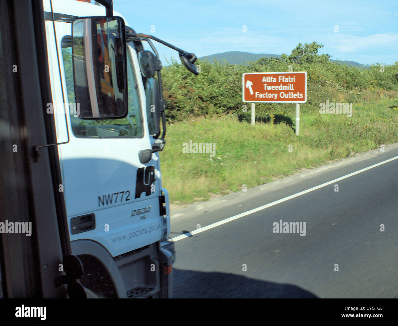 Eine Assemblage von Transportfahrzeugen Menschenhandel auf einer südlichen irischen Duell-Fahrbahn auf dem Weg zu ihrem endgültigen Bestimmungsort. Stockfoto