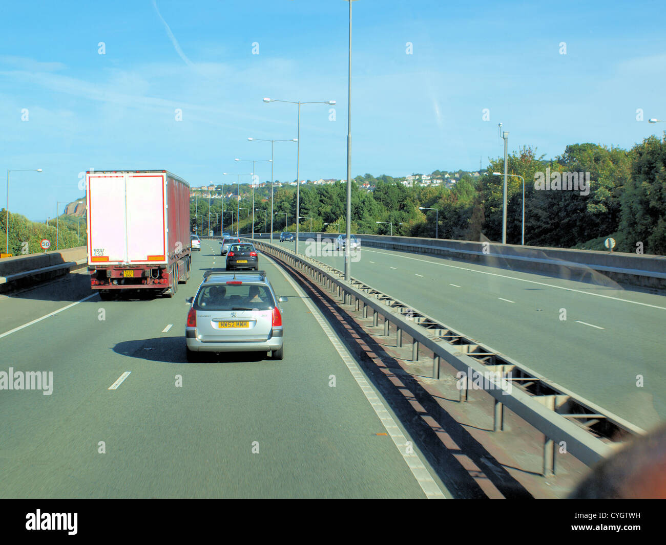 Eine Assemblage von Transportfahrzeugen Menschenhandel auf einer Autobahn in der Vereinigtes Königreich auf dem Weg zu ihrem endgültigen Bestimmungsort. Stockfoto