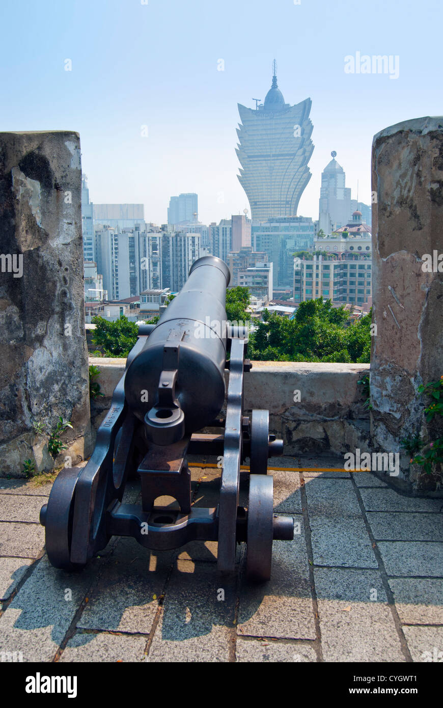 Kanone im Monte Fort mit Blick auf Macau und Casino Lisboa Stockfoto