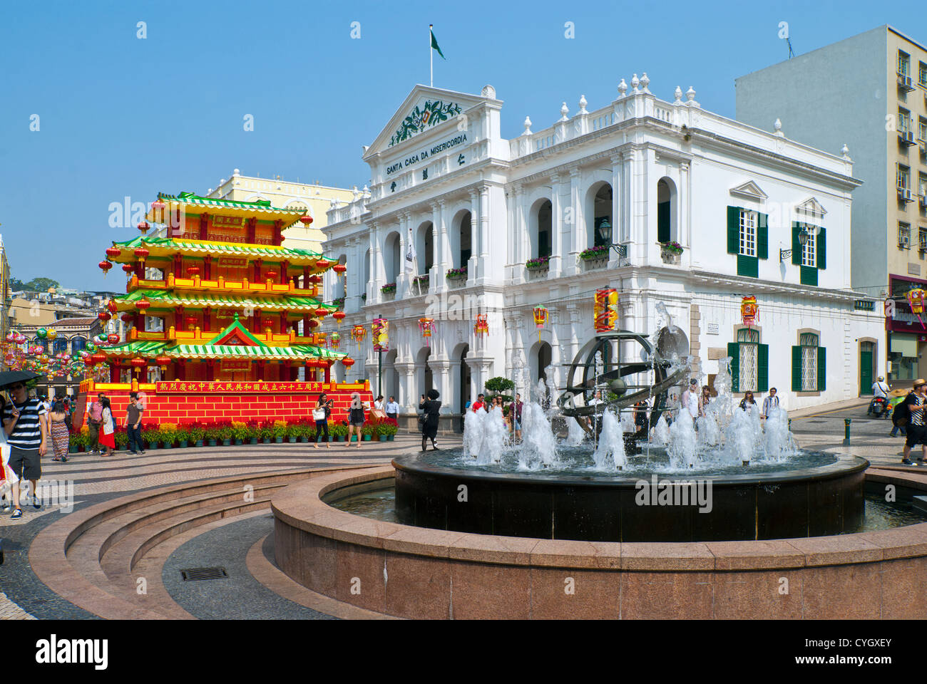 Heilige Haus der Barmherzigkeit/Santa Casa da Misericordia mit Mid-Autumn Festival Dekorationen, Macau Stockfoto