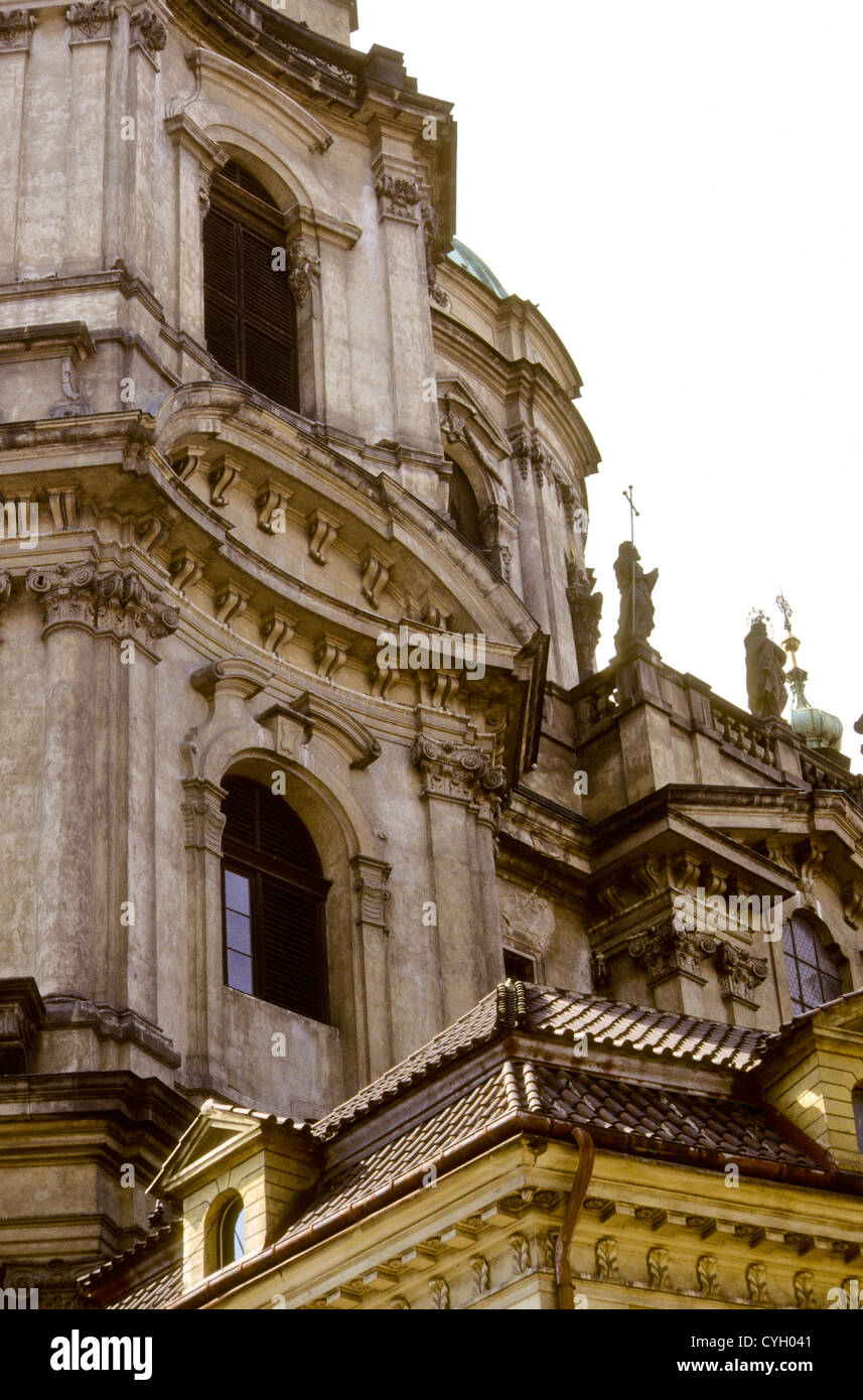 Prag-Juli-1995 (Digital Slide-Konvertierung) Altstadt, Karlsbrücke, Blick auf Vitava Flusses, Statuen, gotische Kirche, Gebäude. Stockfoto