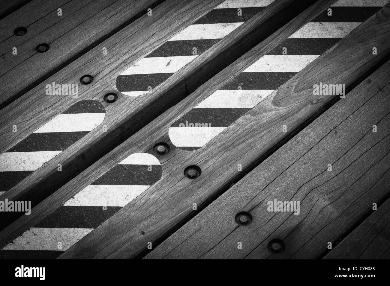 Holz-Hintergrund mit einigen Streifen Klebeband. Stockfoto