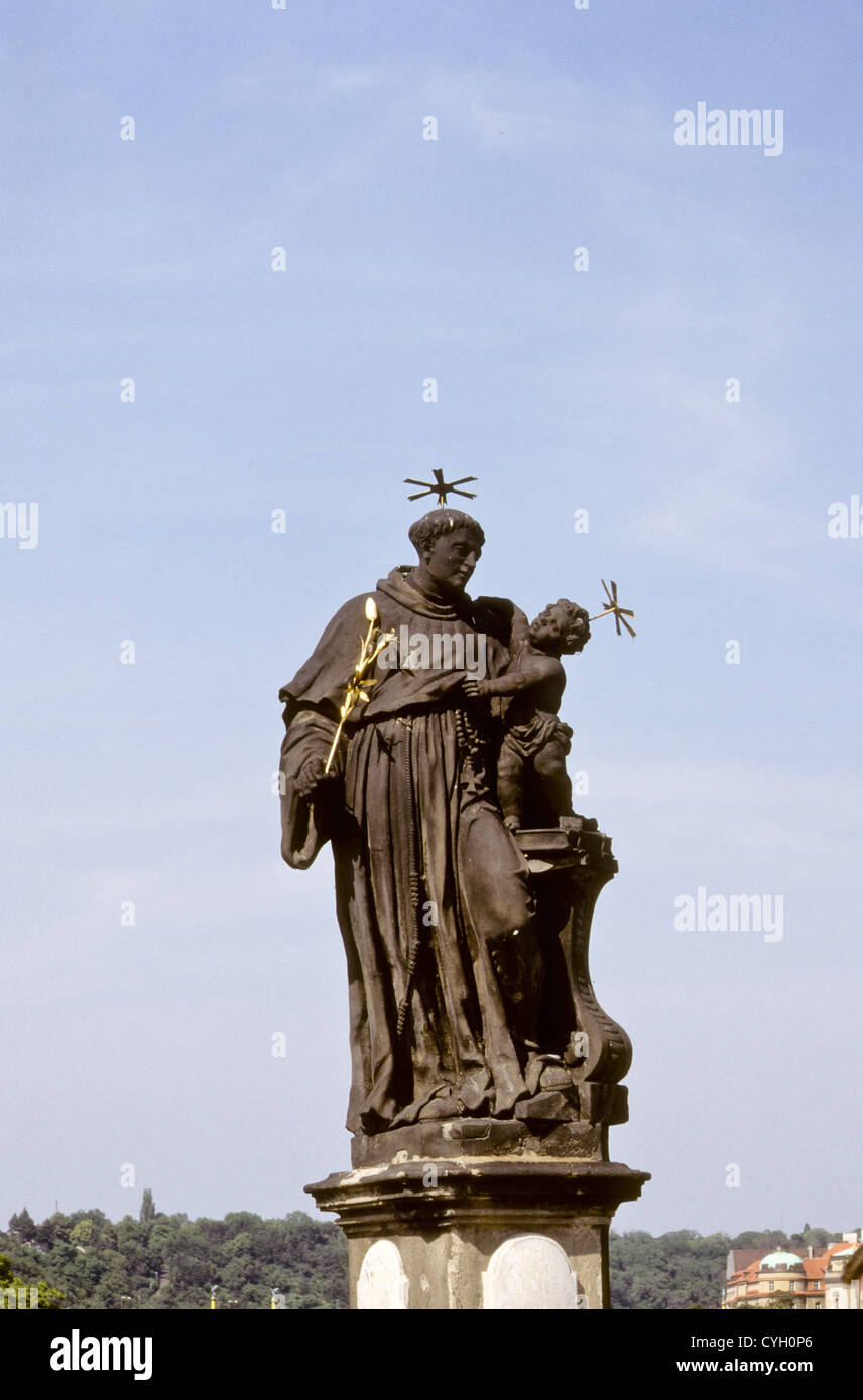 Prag-Juli-1995 (Digital Slide-Konvertierung) Altstadt, Karlsbrücke, Blick auf Vitava Flusses, Statuen, gotische Kirche, Gebäude. Stockfoto