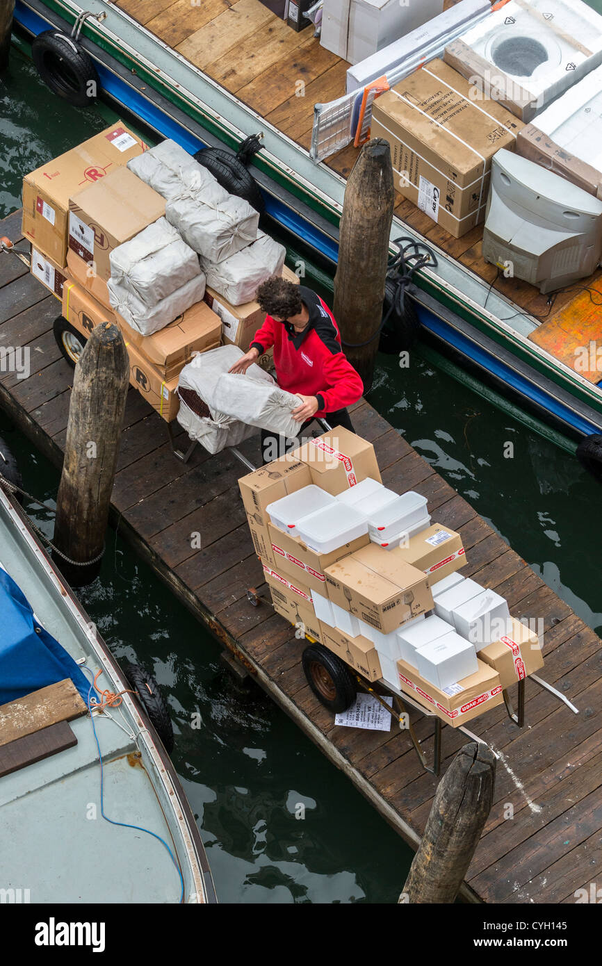 Eine e-Mail-Zustellung von Paketen und Boxen von einem Boot am Canal Grande von Venedig entladen Stockfoto