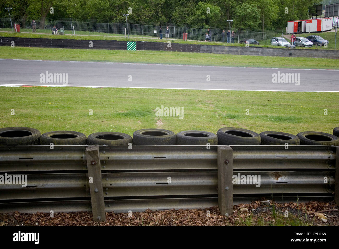 Leitplanken an der Seite von einer Rennstrecke. Stockfoto