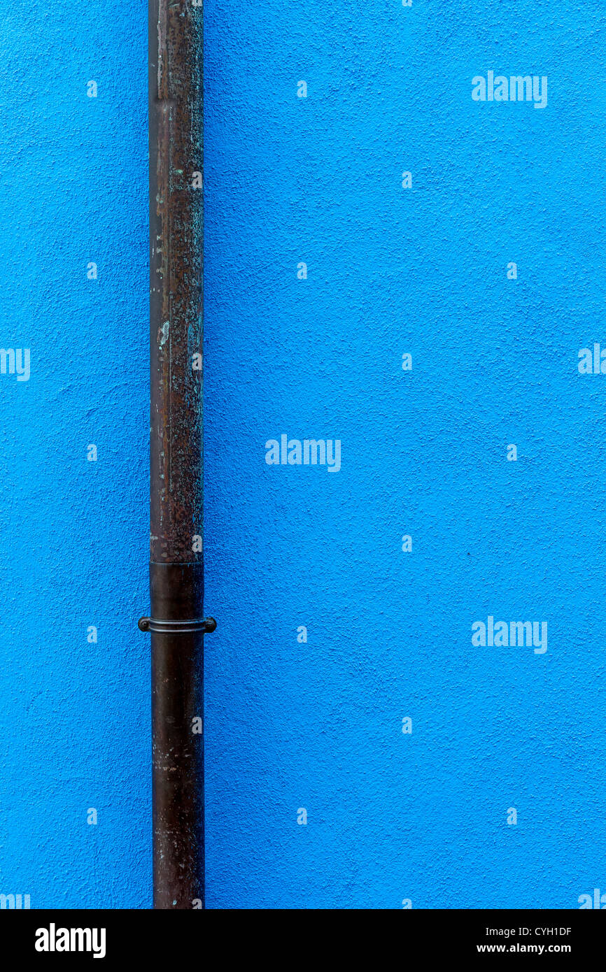 Ein Kupfer Regenrinne gegen eine Wand blau lackiert Stockfoto