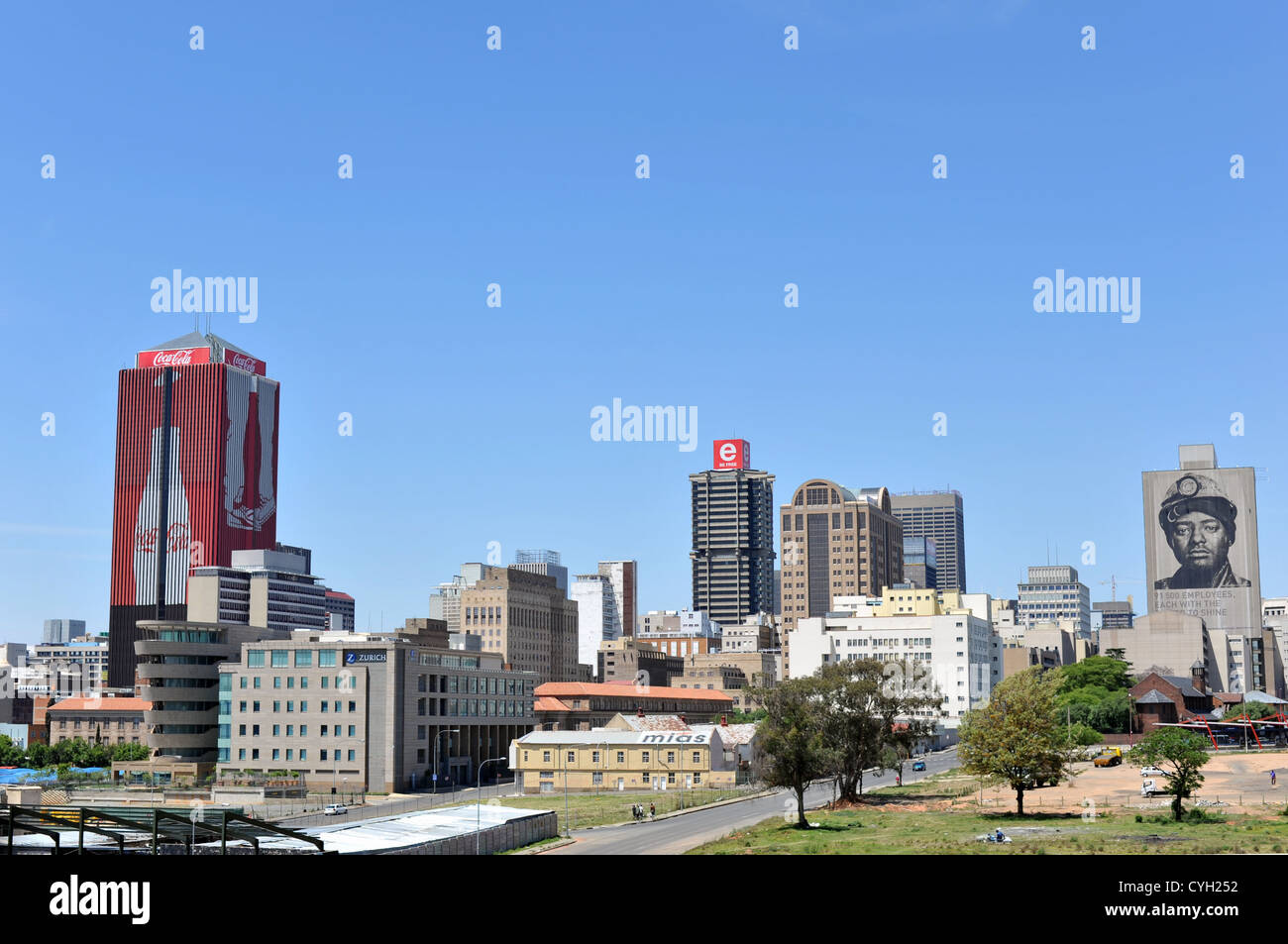 Die Johannesburg Skyline der Stadt von einem vorbeifahrenden Autobahn gesehen. Stockfoto