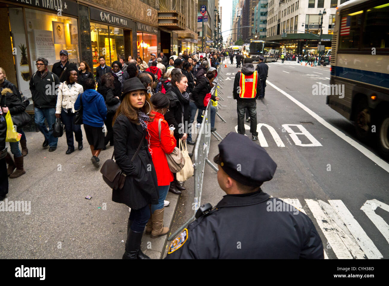 NEW YORK - NOVEMBER 2: Pendler warten in langen Schlangen für Bus-Service rund um Grand Central Post Hurrikan Sandy 2. November 2012 in New York City. (Foto von Donald Bowers) Stockfoto