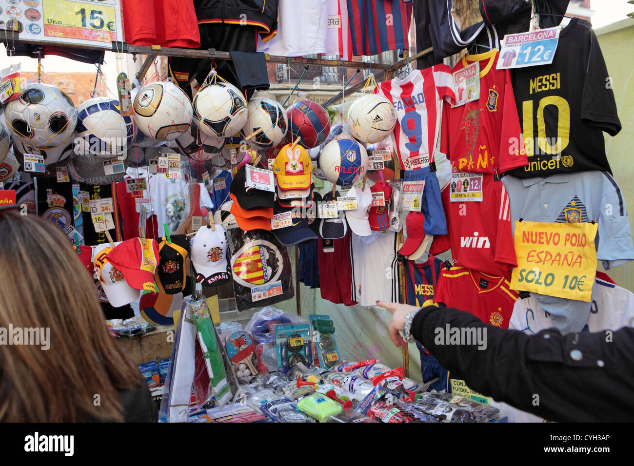 Touristen-Shop für Fußball Club Souvenirs zum Verkauf, El Rastro, Sonntag Straßenmarkt, Madrid, Spanien Stockfoto