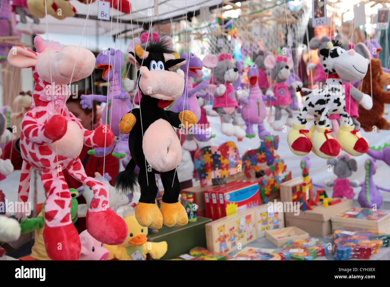 Marionetten & Kinderspielzeug für Verkauf Plasterung stall El Rastro Sonntag Straßenmarkt, Madrid, Spanien. Stockfoto