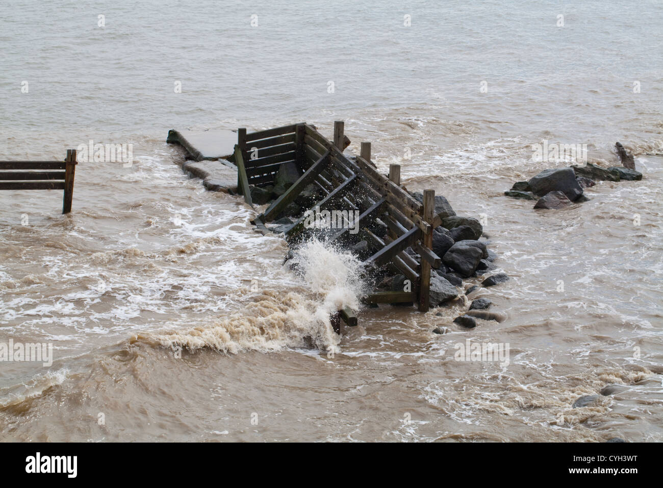Holz-Wellenbrecher. Abschnitt an einem kritischen Punkt der großen Umbrüche und Verschiebung von Stärke und Kraft der Wellen von Nordsee. Stockfoto