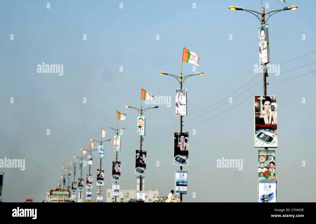 Straßenlaternen sind auf in der Tageszeit bei Shahrah-e-Faisal zeigt die Fahrlässigkeit der betreffenden Behörden in Karachi auf Montag, 5. November 2012 gesehen.  Pakistan ist mit mehreren Herausforderungen konfrontiert; Strom-Krise als ein vorrangiges Anliegen. Strom Fehlbetrag in Pakistan erreichte seinen Höhepunkt, als der Unterschied in der Angebot und Nachfrage von Energie 8.500 Mega Watts getroffen. Stockfoto