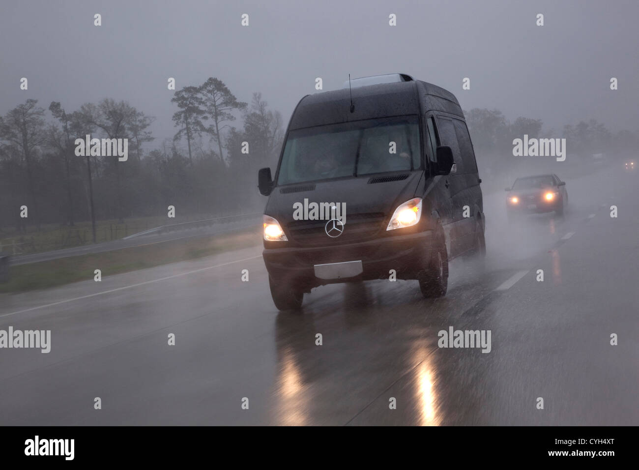 Mercedes Sprinter Transporter fahren in einem Regen Storn am Interstate Highway 10 im Norden von Huston Texas Stockfoto