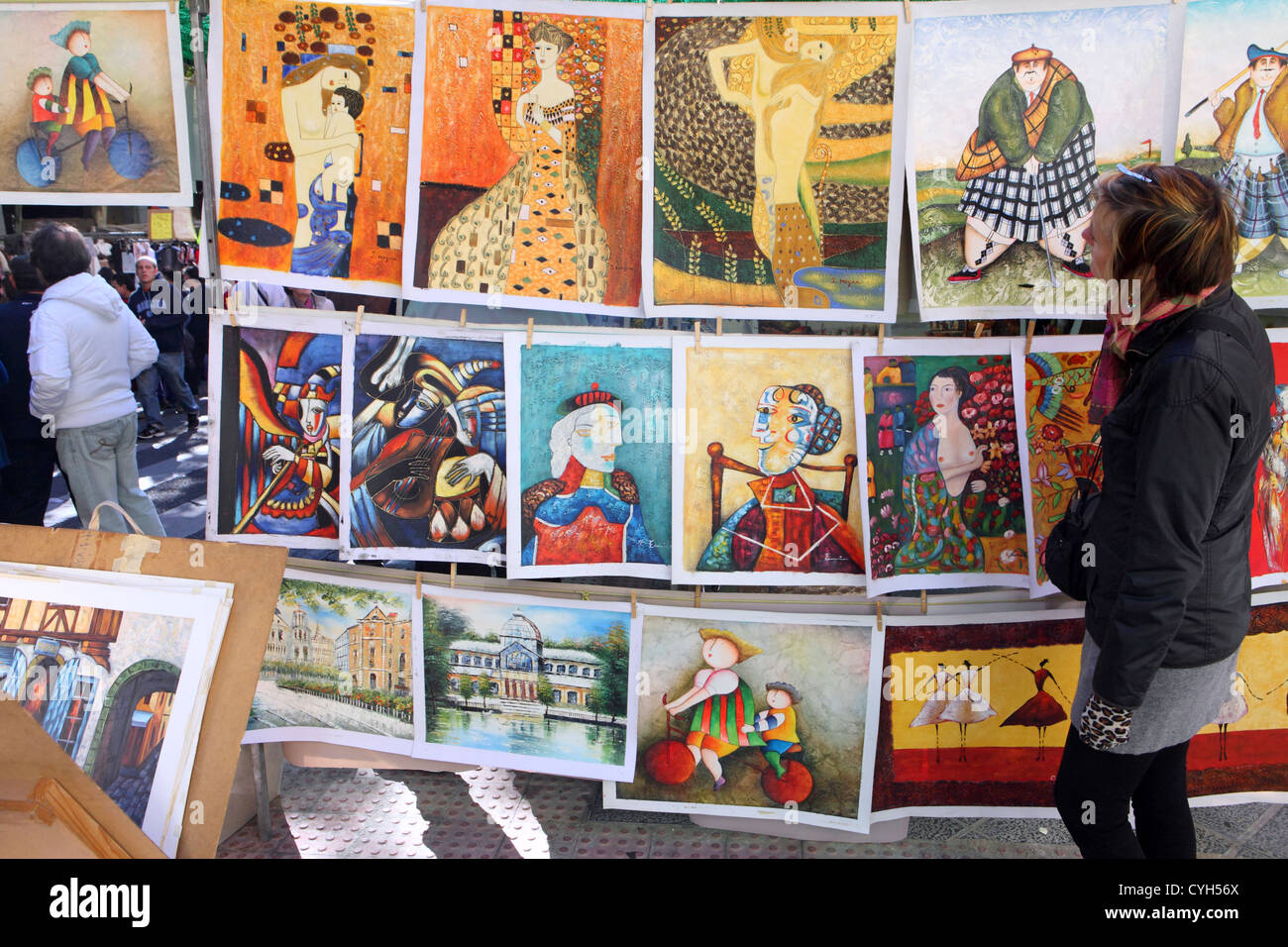 Frau suchen, originale und kopierte Kunst Arbeit Ölgemälde zu verkaufen, El Rastro Flohmarkt Madrid Spanien Stockfoto