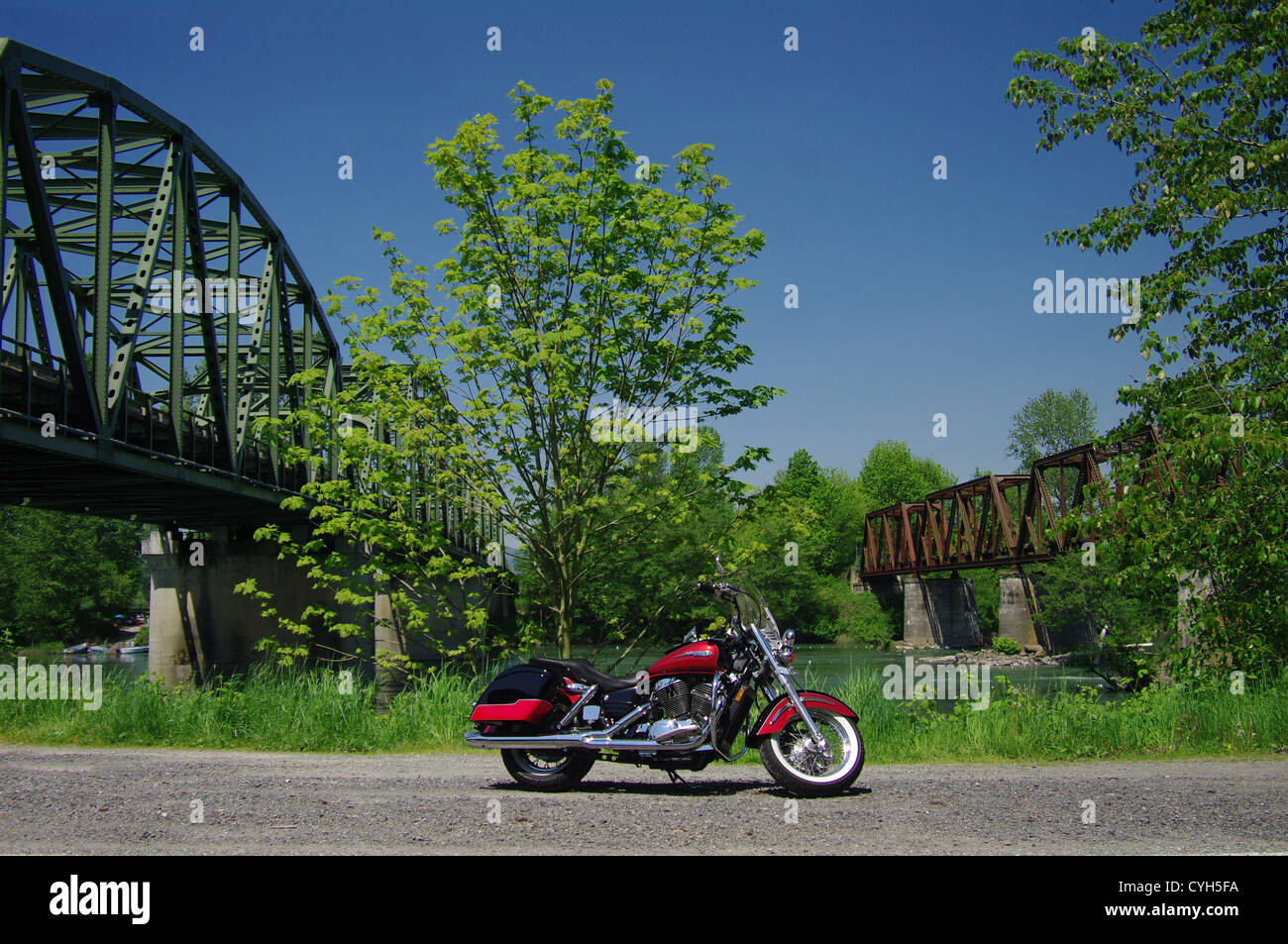 Ein Motorrad parkt auf der Süd-Skagit-Autobahn in der Nähe von zwei Brücken, die kreuzen der Skagit River bei SR9 in Washington State, USA. Stockfoto