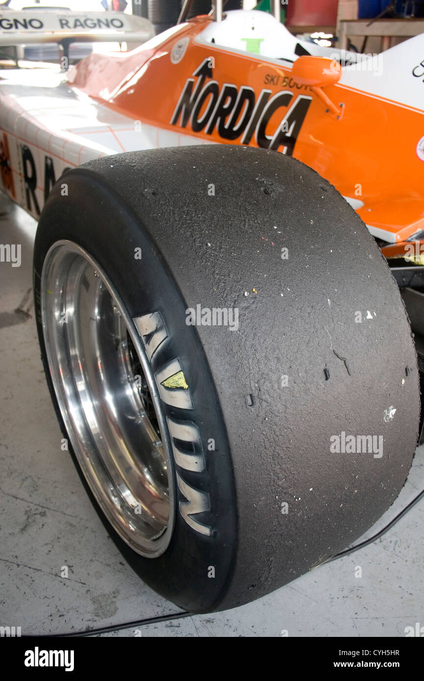 Ein Avon-Reifen auf einem klassischen Nordica gesponsert orange Rennwagen. Stockfoto